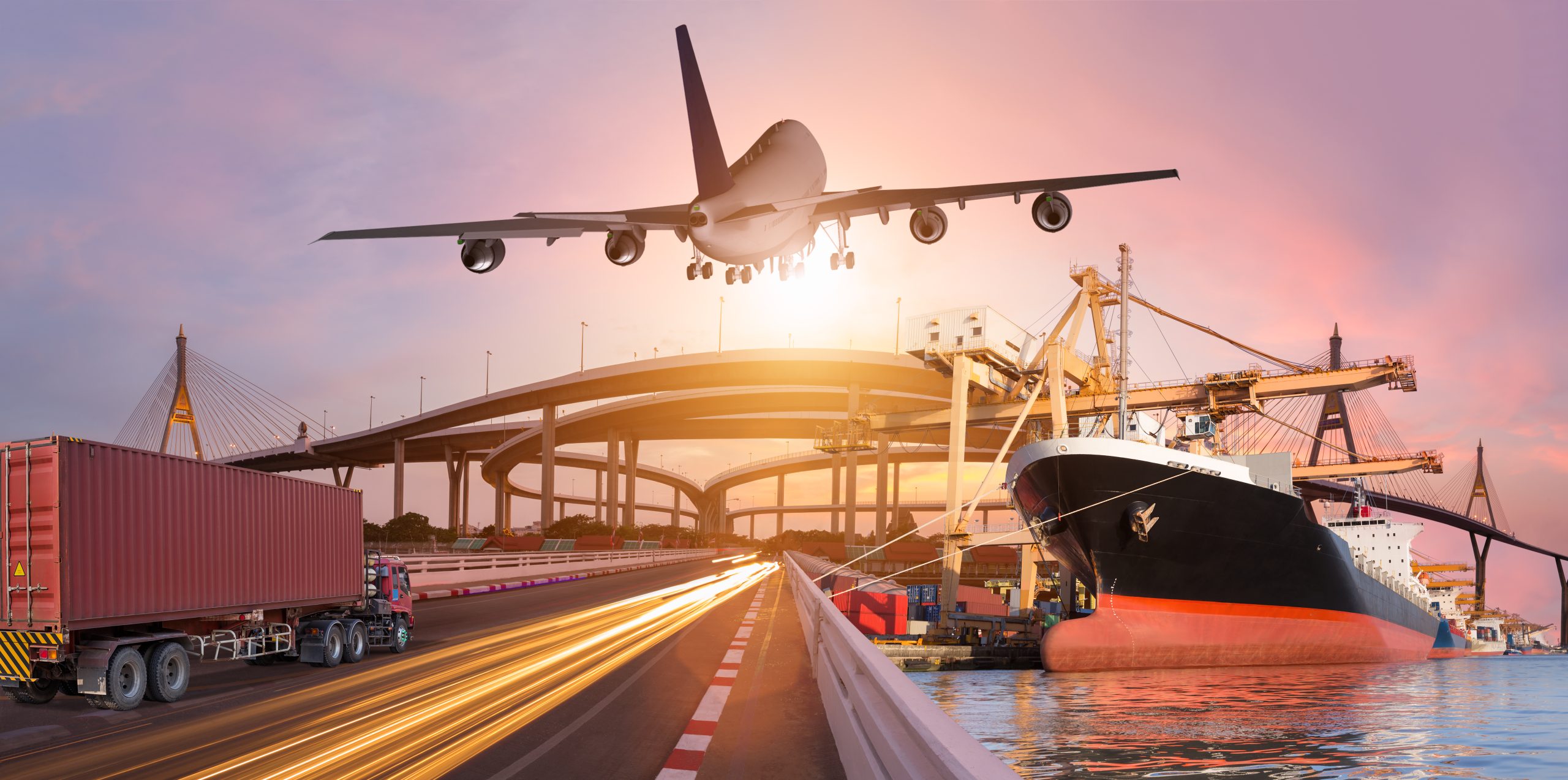 Concept de transport et de logistique panoramique par avion-bateau-camion
