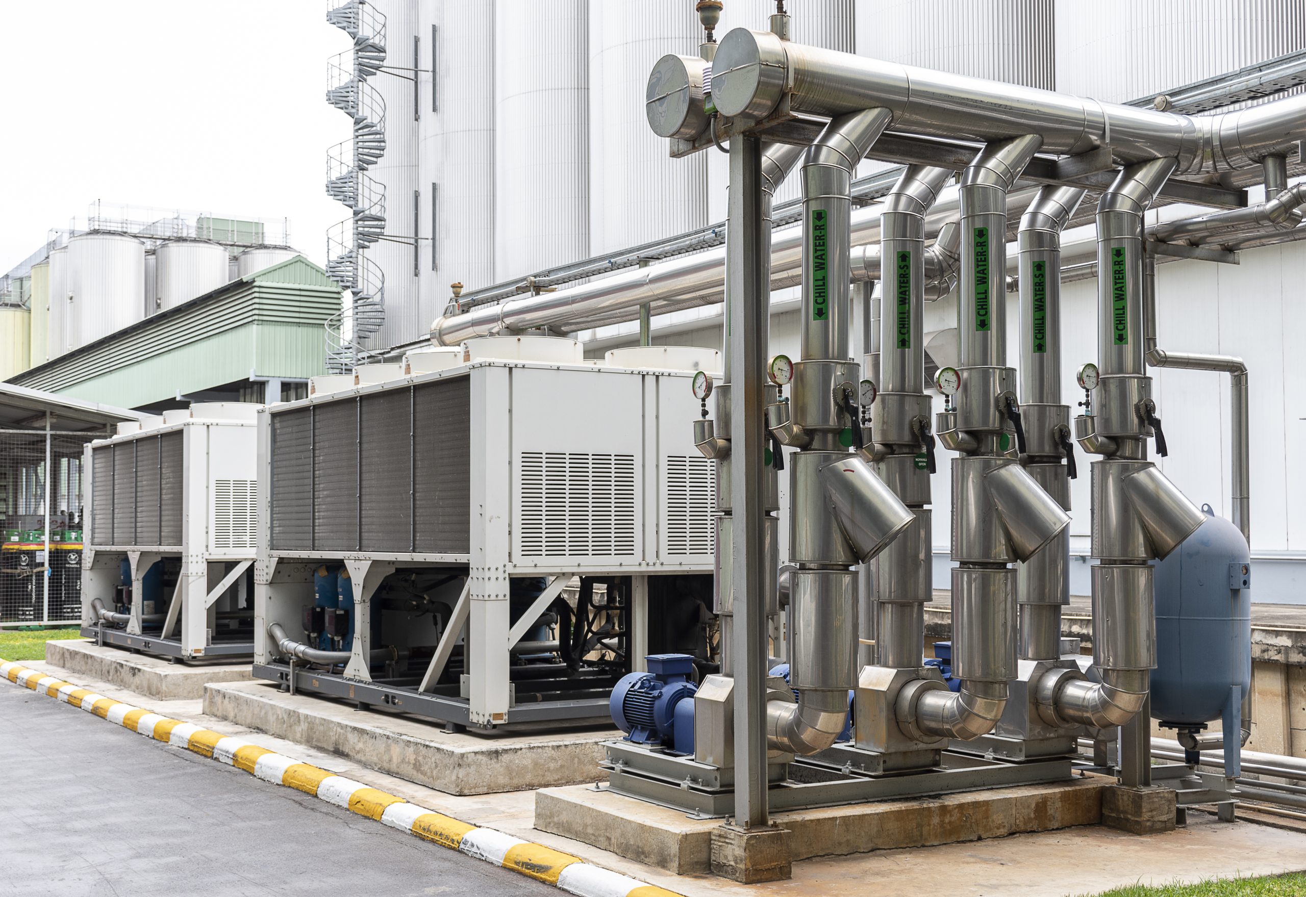 Système de canalisation pour acheminer de l'eau froide dans le processus de production.