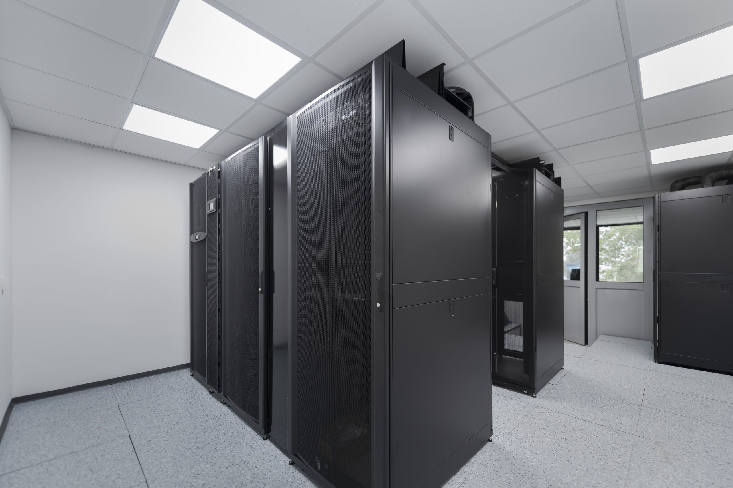Centre de données avec plusieurs rangées de racks de serveurs entièrement opérationnels. Télécommunications modernes, Cloud Computing, Intelligence artificielle, base de données, concept technologique de superordinateur.