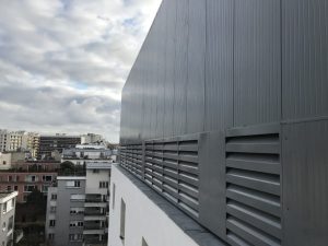 Panneau sandwich acoustique installé sur une structure métallique